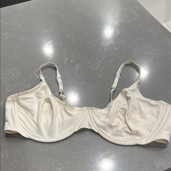 SKIMS Cream Underwire Bra with Adjustable Straps - Picture 1 of 4